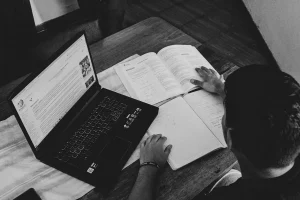 As 5 certificações que garantem emprego em 2026 (e como estudar sozinho)