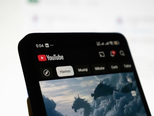 YouTube alarga a sua ferramenta de deteção de deepfakes por IA a todos os utilizadores adultos